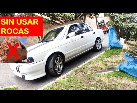 ¿Cómo se debe dejar el vehículo si está estacionado en bajada?